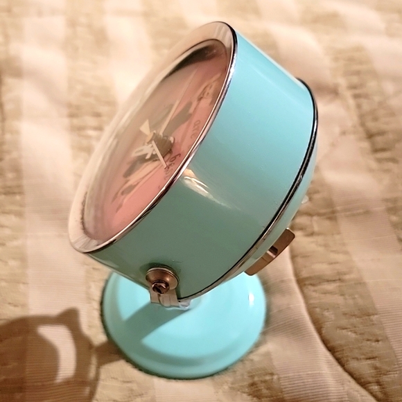 Wind up retro like alarm clock - Picture 4 of 5